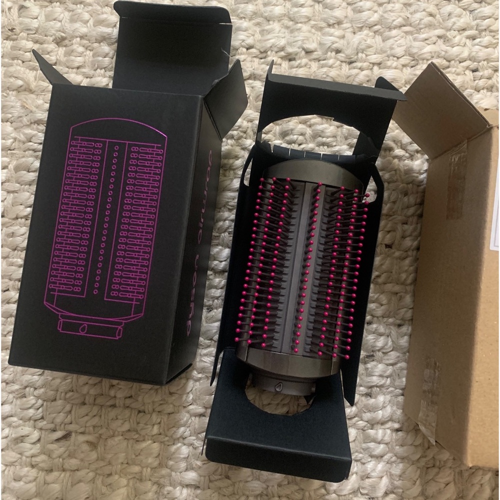 NWT Dyson Airwrap Soft Smoothing Brush (Iron/Fuchsia)